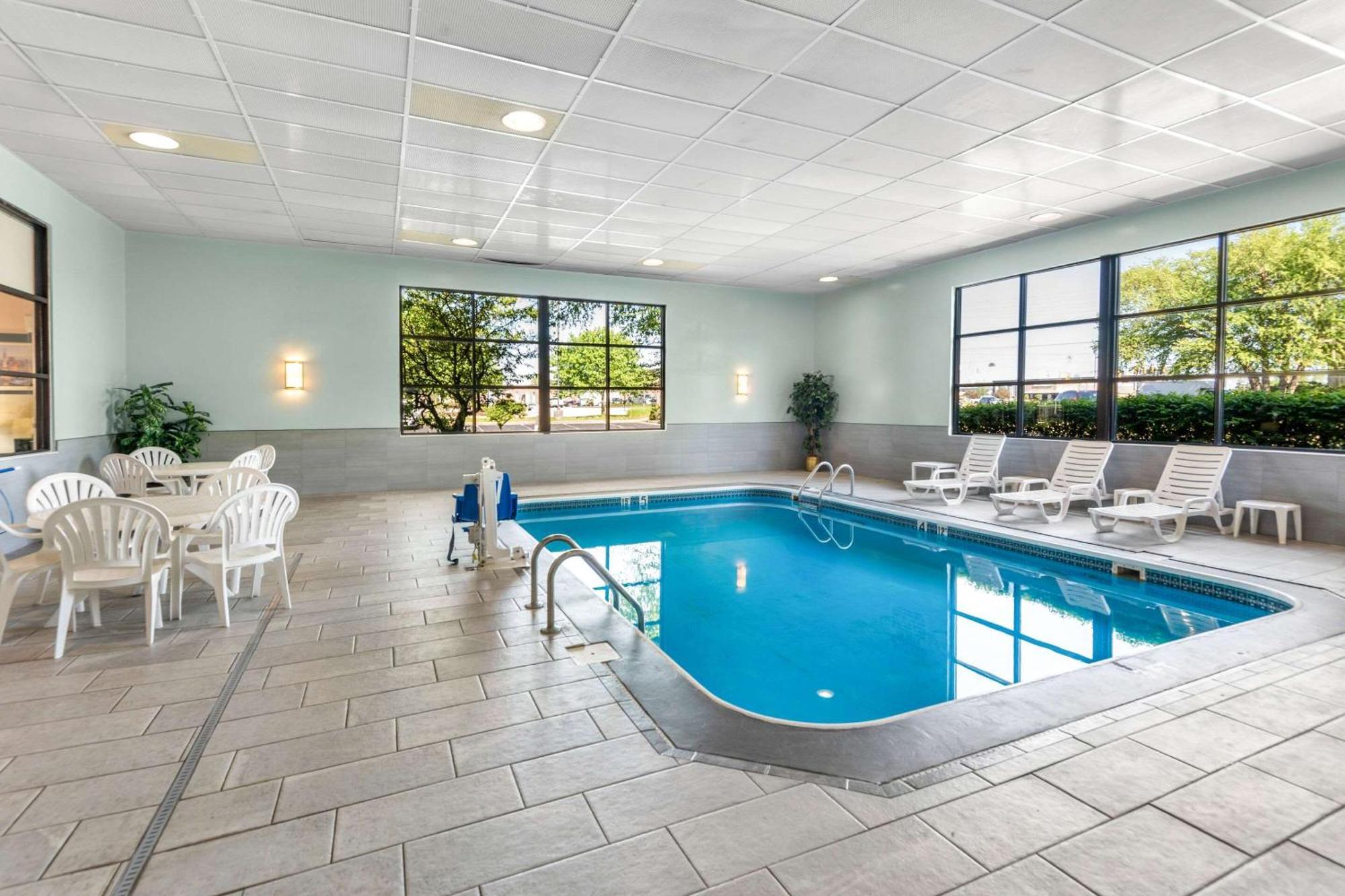 Clarion Inn & Suites Northwest Indianapolis Eksteriør bilde