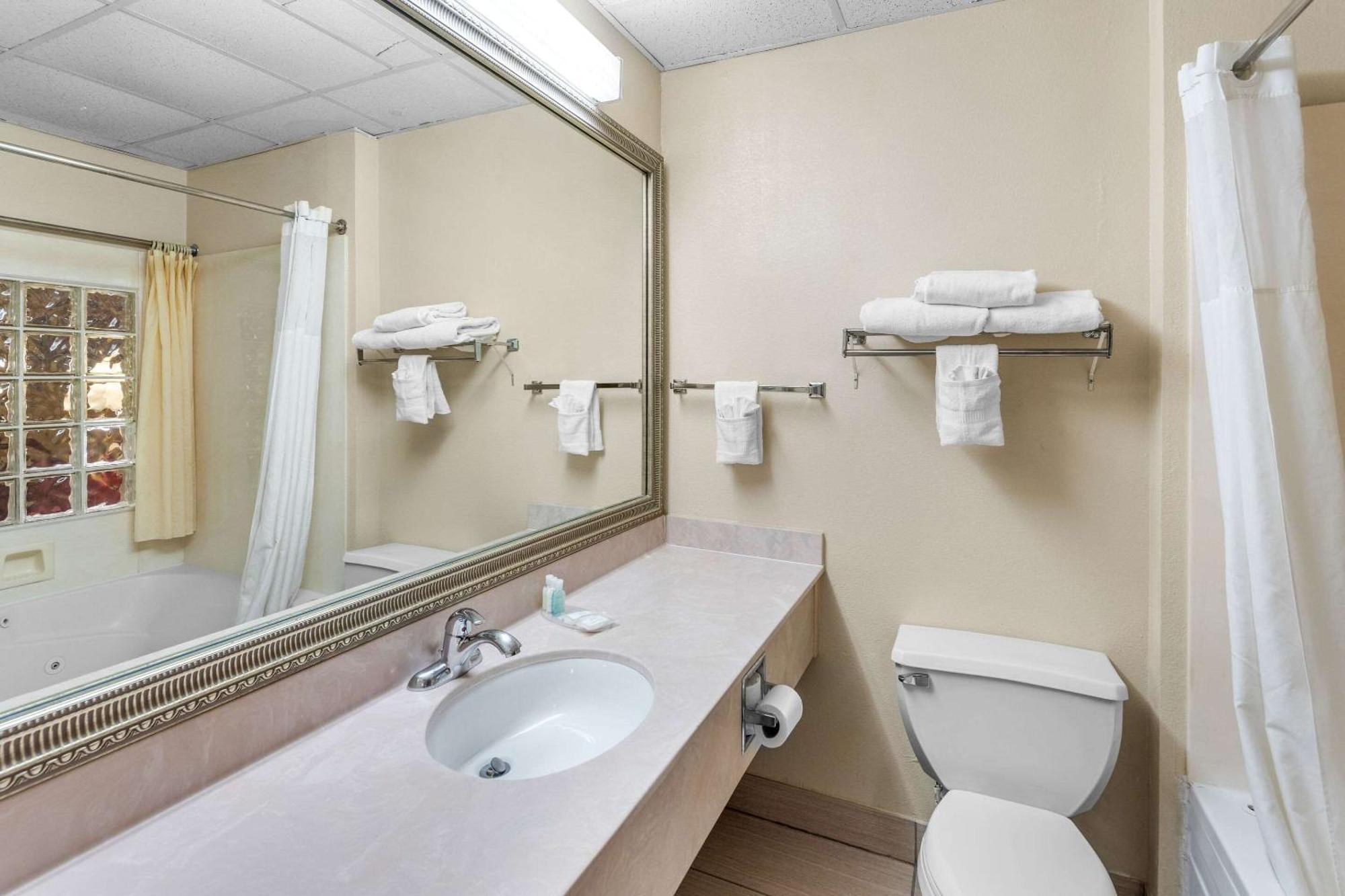 Clarion Inn & Suites Northwest Indianapolis Eksteriør bilde