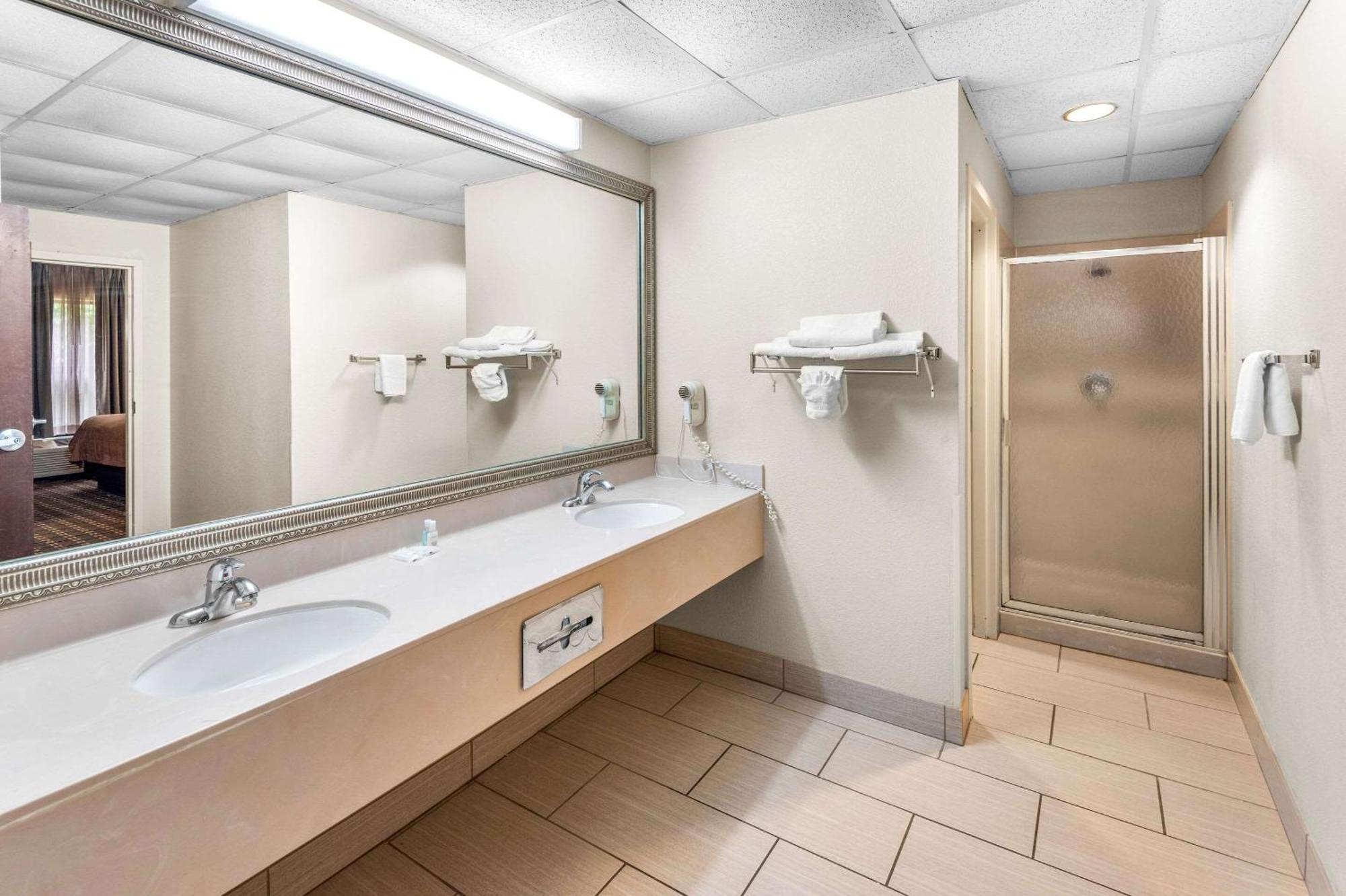 Clarion Inn & Suites Northwest Indianapolis Eksteriør bilde