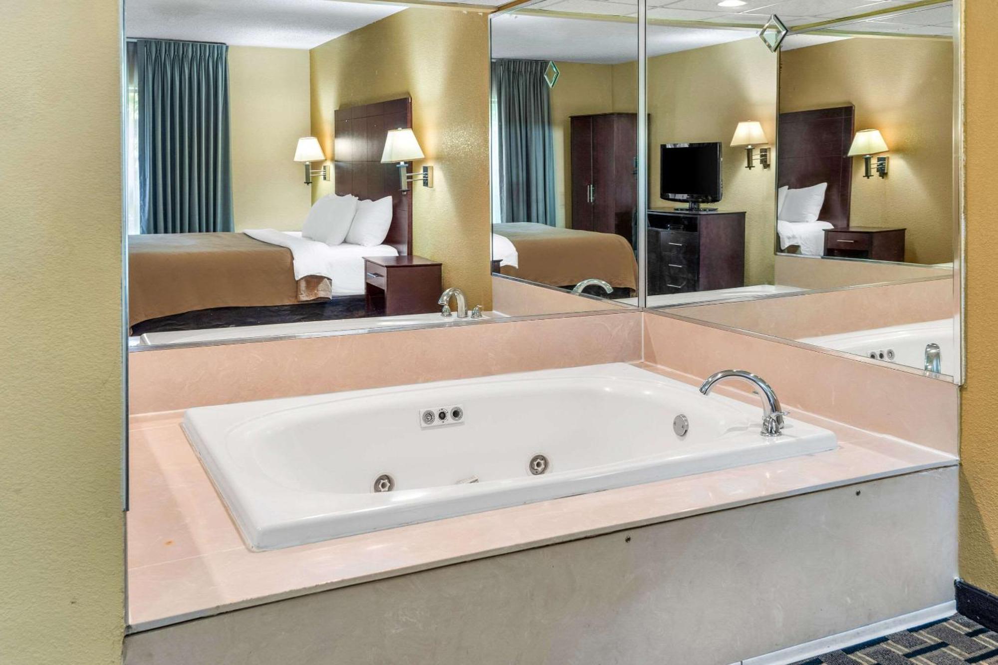 Clarion Inn & Suites Northwest Indianapolis Eksteriør bilde