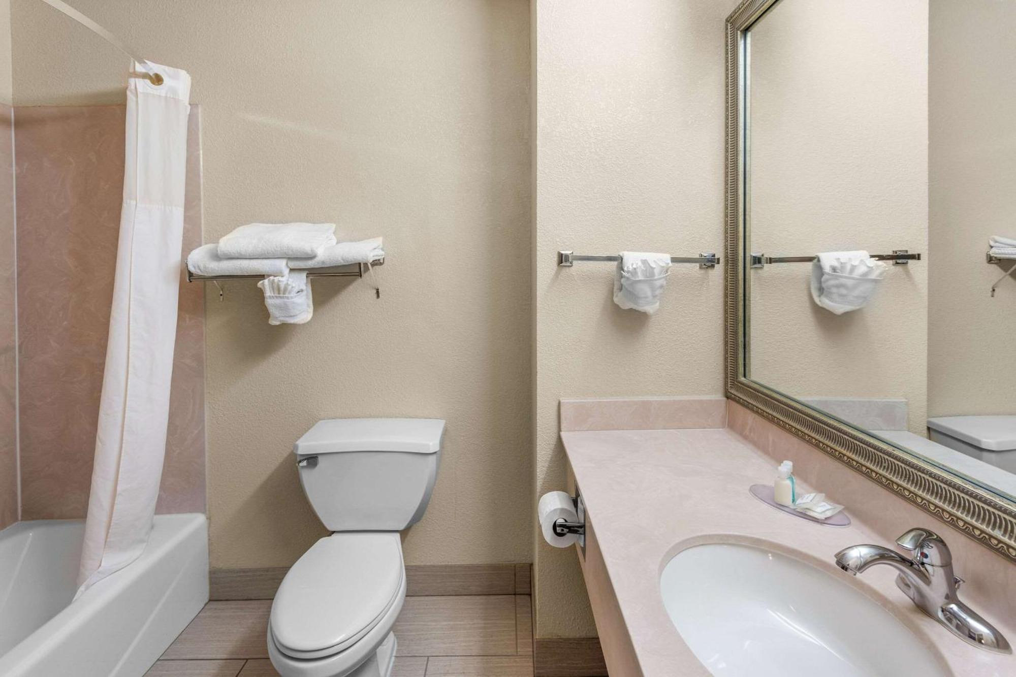 Clarion Inn & Suites Northwest Indianapolis Eksteriør bilde